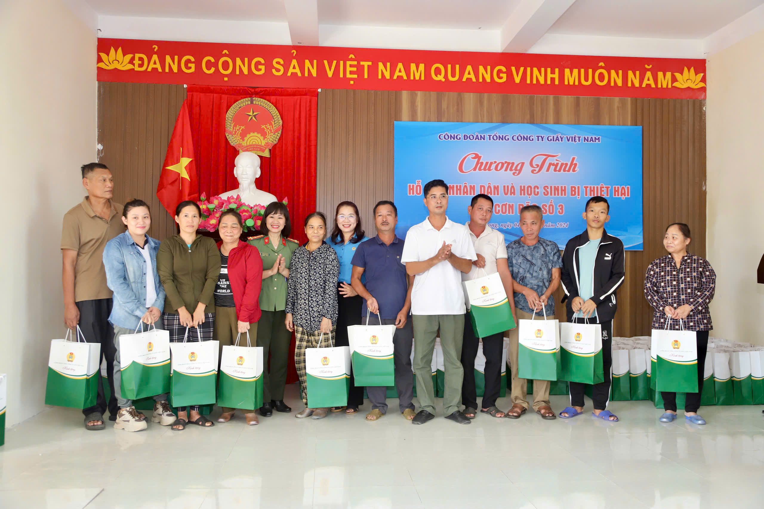 Ban Công đoàn CATP phối hợp  hỗ trợ Nhân dân trên huyện Cát Hải bị thiệt hại do bão số 3